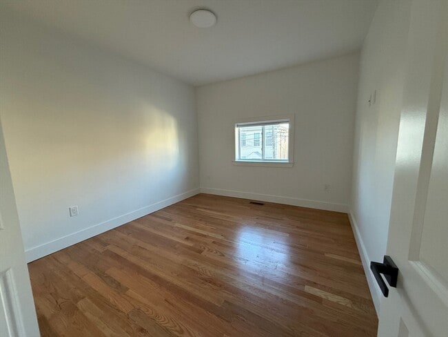 Building Photo - 33 Elmwood St