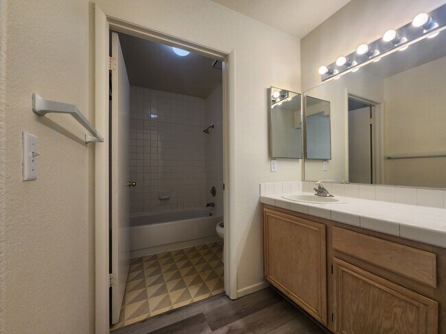 Building Photo - Great Location in Green Valley