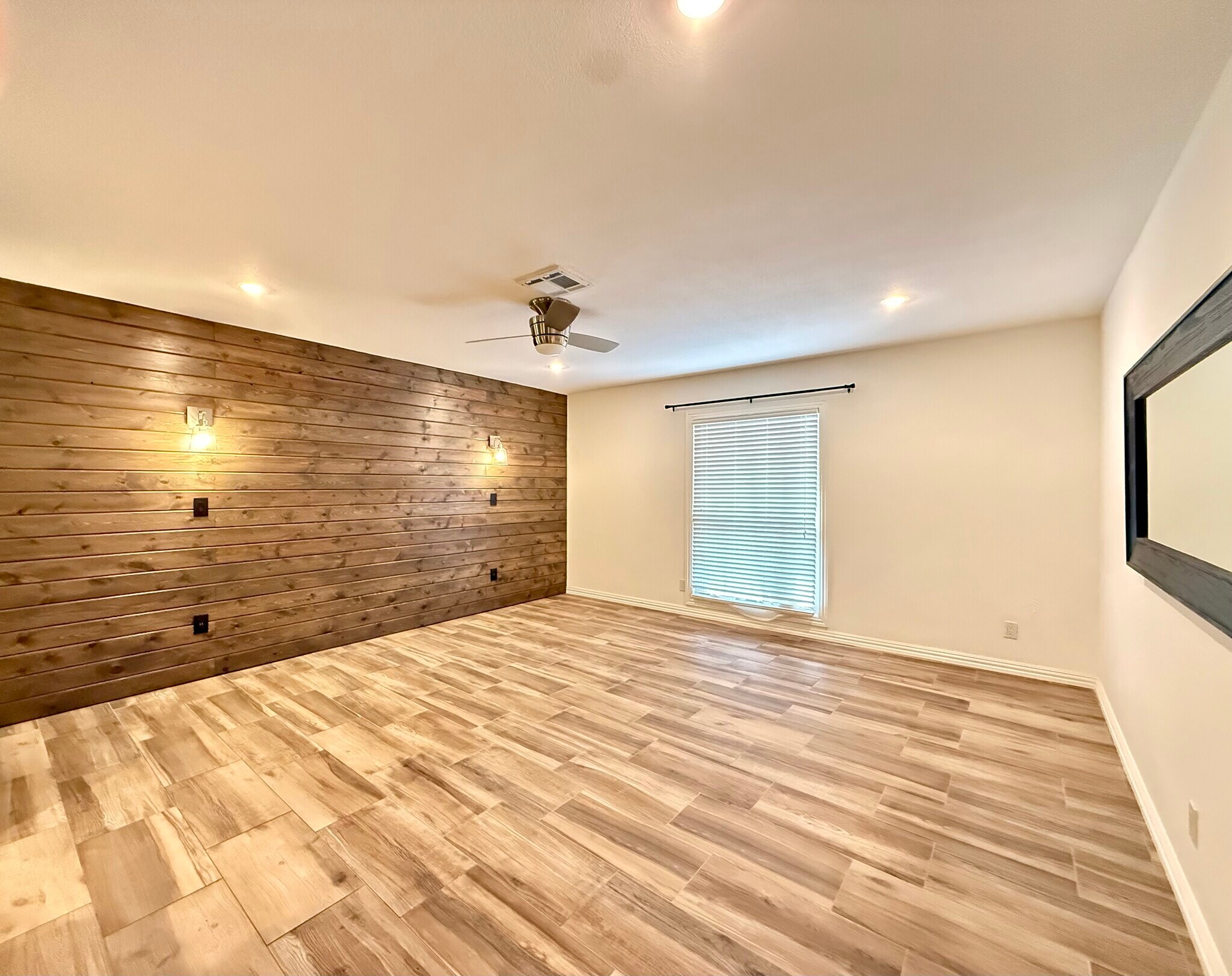 Primary bedroom - 135 Country Club Rd