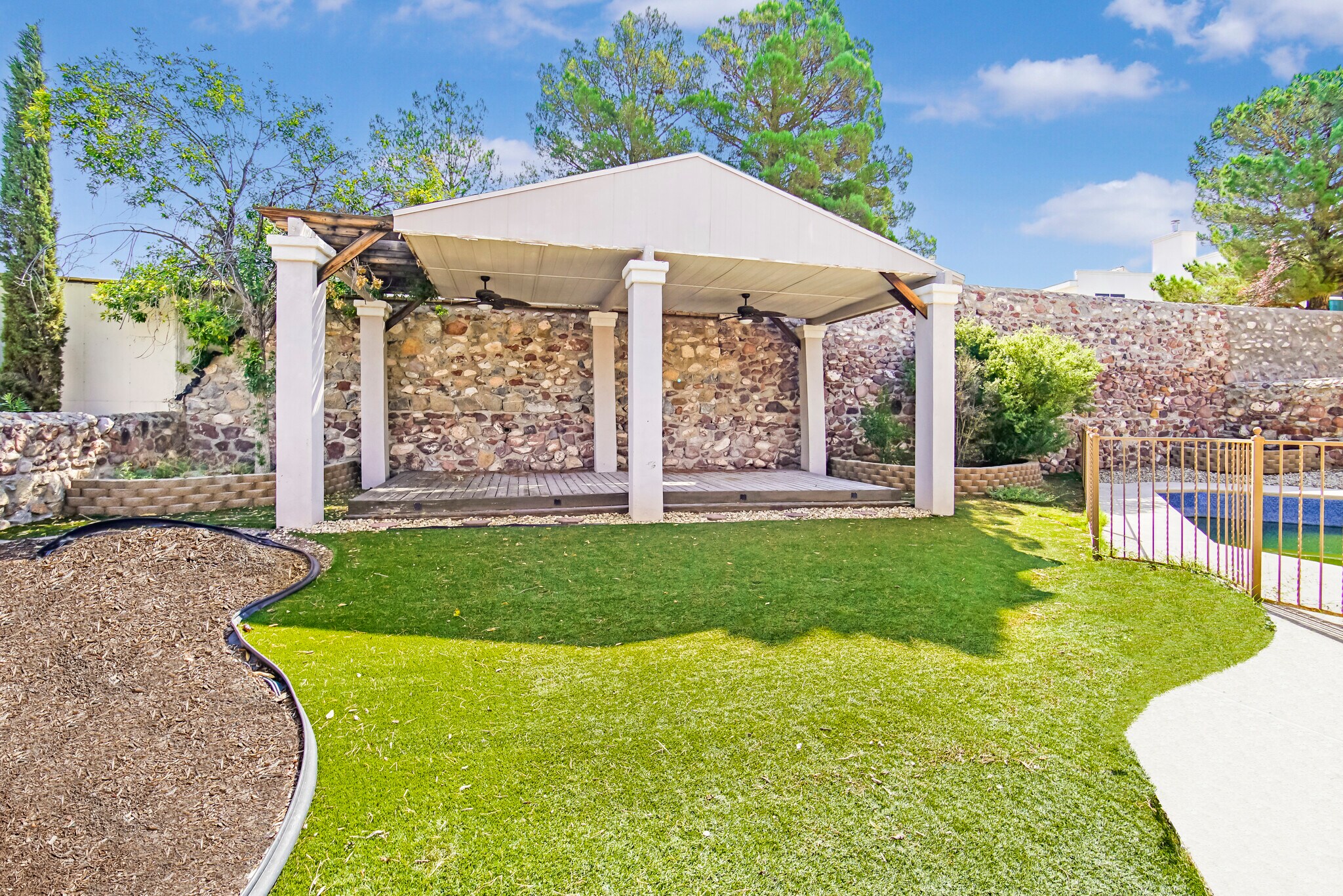 Building Photo - 908 Los Pinos Way