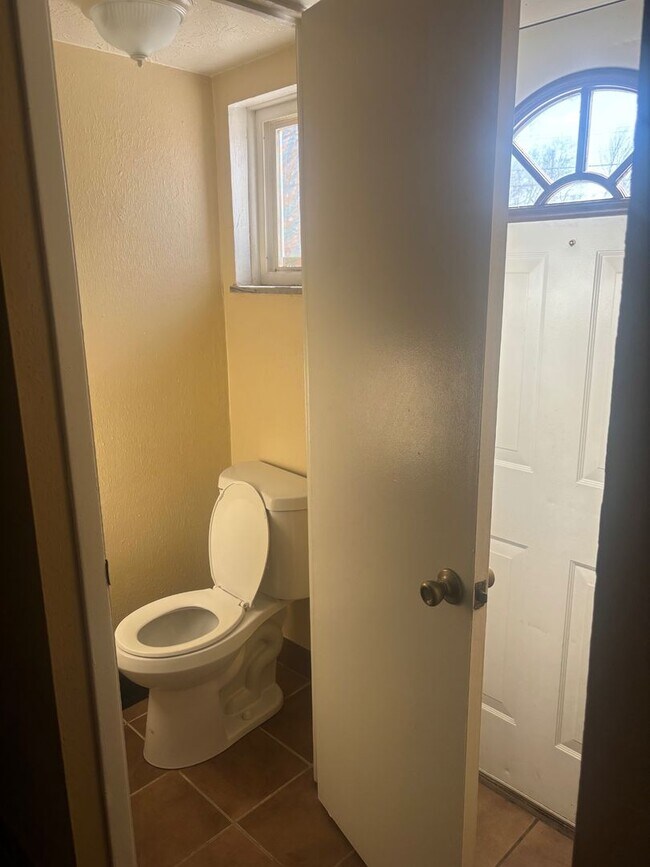 Building Photo - Charming 2-Bedroom Property in Prime Location