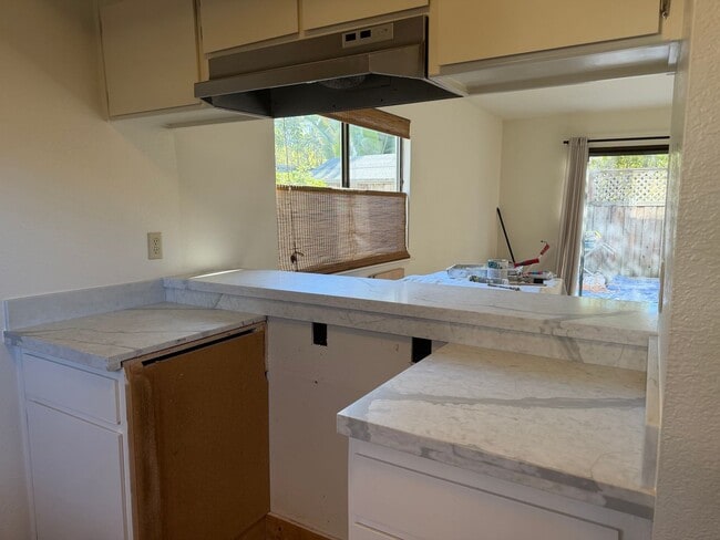 Building Photo - Upgraded Townhome For Rent in Central Live Oak Location