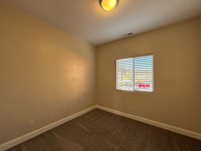 Building Photo - APARTMENT IN GREAT LOCATION FOR RENT!