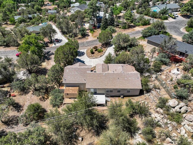 Building Photo - Immaculate 3 bedroom, 2 bath home in Presc...