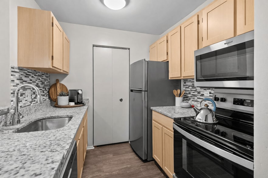 Building Photo - Village Club of Farmington Hills