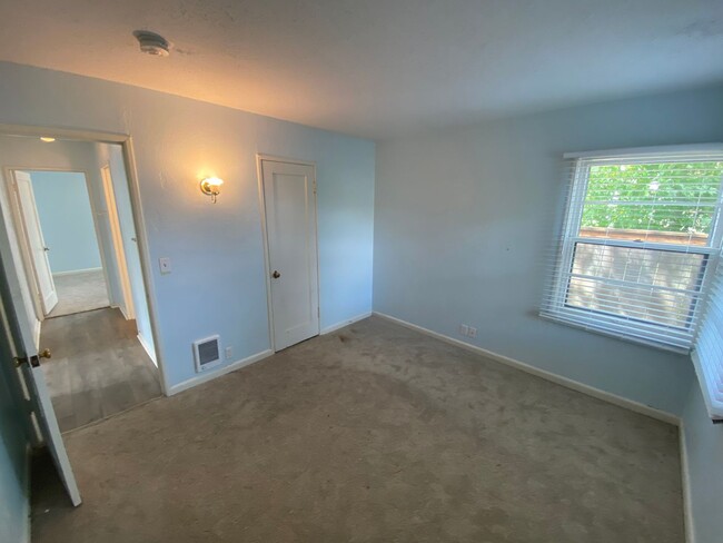 Building Photo - Newly Remodeled 2 Bedroom 1 Bath House - L...