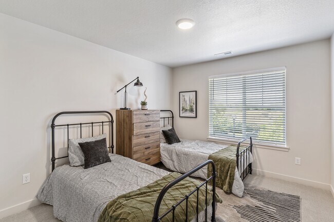 Building Photo - 1175 N Meridian Ln