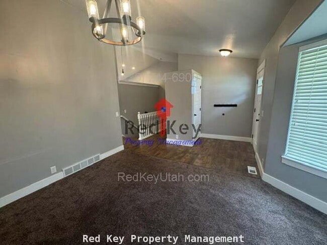Building Photo - 176 Country Club Dr