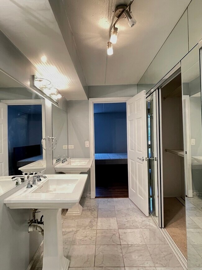 Building Photo - 1301 N Western Ave