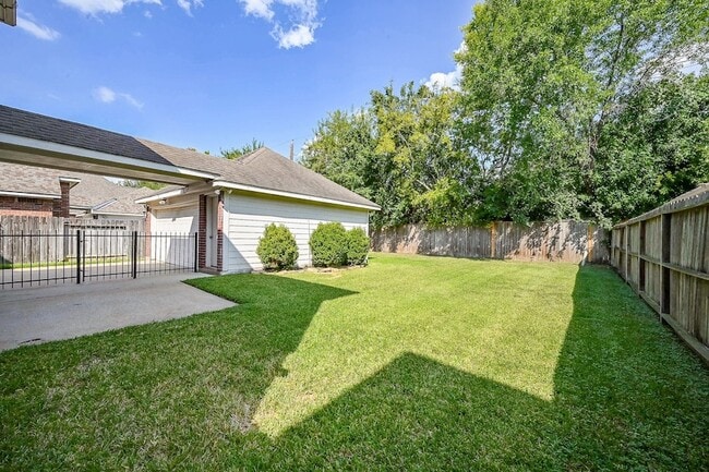 Building Photo - 1547 Lakeside Enclave Dr