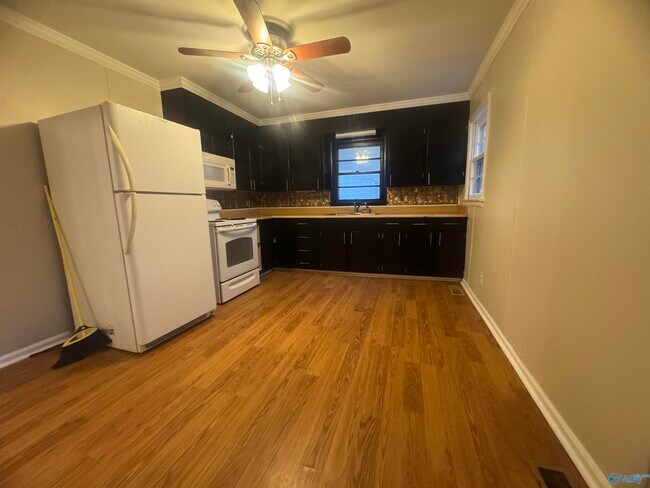 Building Photo - 1808 Oakwood Ave NE