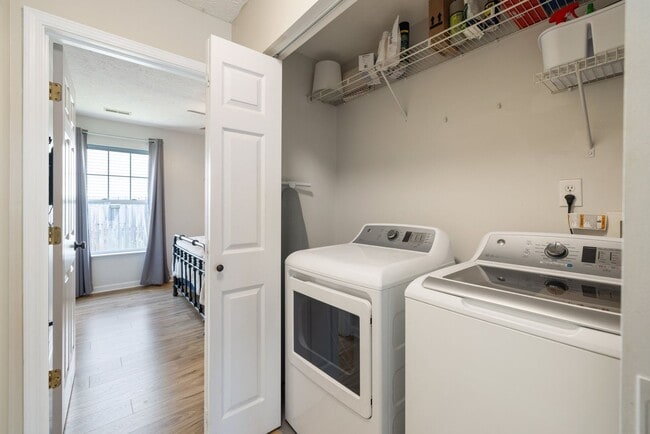 Building Photo - Single Family Home For Lease