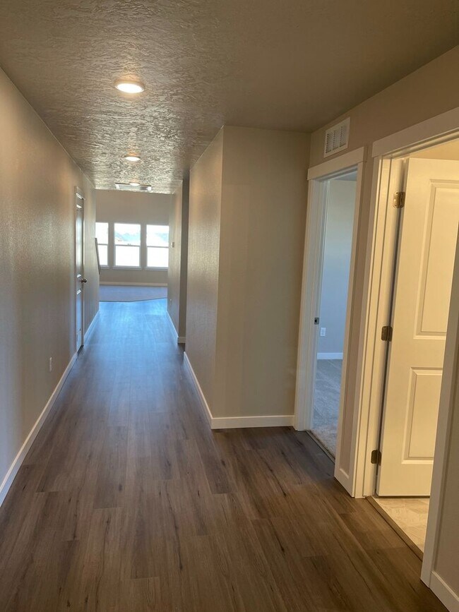 Building Photo - 4 bedroom 2 bath large loft area upstairs / All bedrooms downstairs
