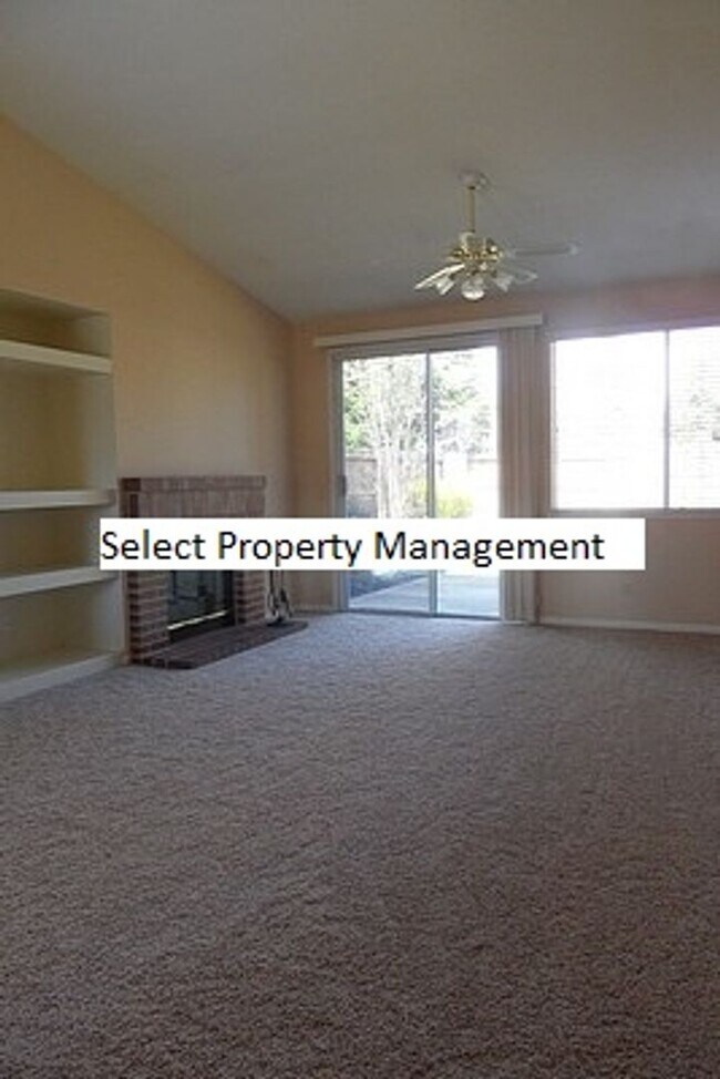Building Photo - Woodcreek Oaks home - three bedroom
