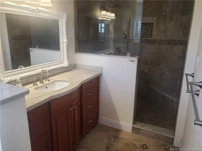 Building Photo - 4203 NE Skyline Dr