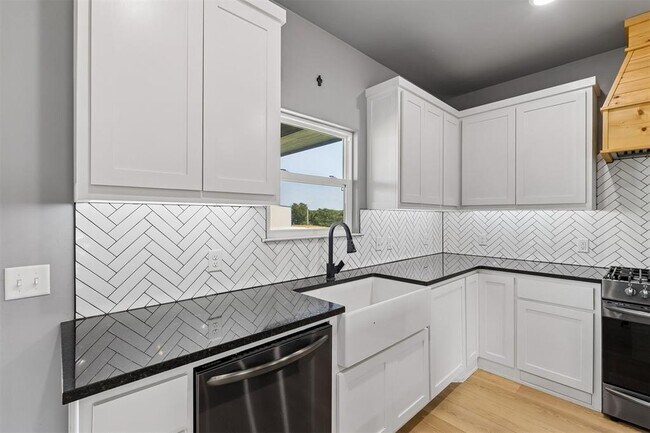 Building Photo - 4930 Meadow Dr
