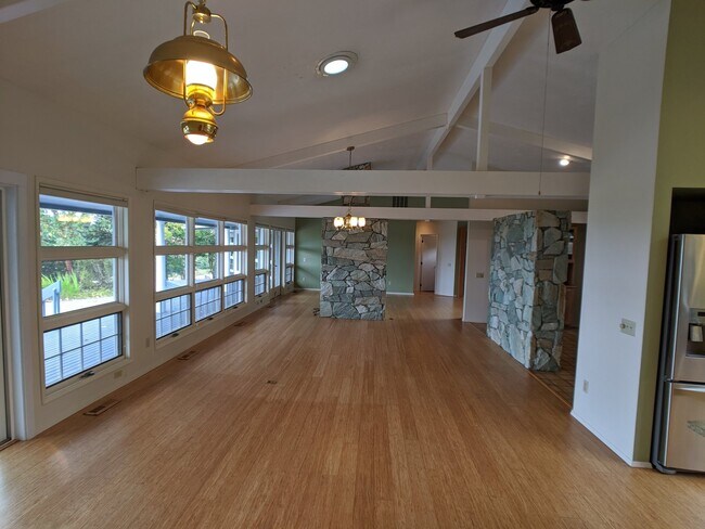 Building Photo - 3 bed 3 bath on 4.8 acres w/ beautiful wat...