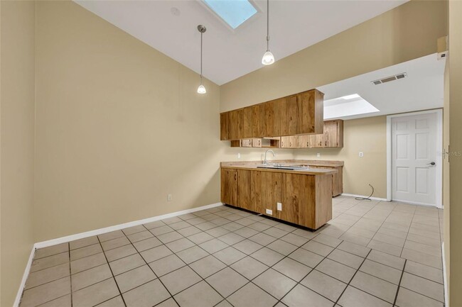 Building Photo - 3/2 Duplex in the heart of Maitland