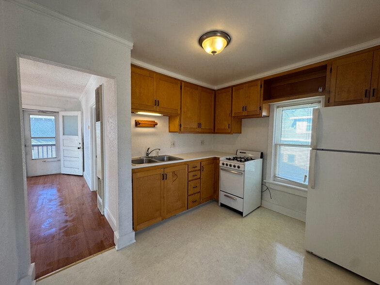 Building Photo - 326 E Vine St