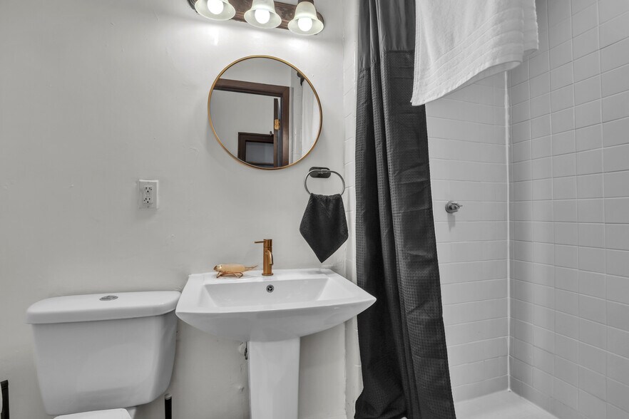 Room 2 Privet Full Shower Room - 51 E 4th St