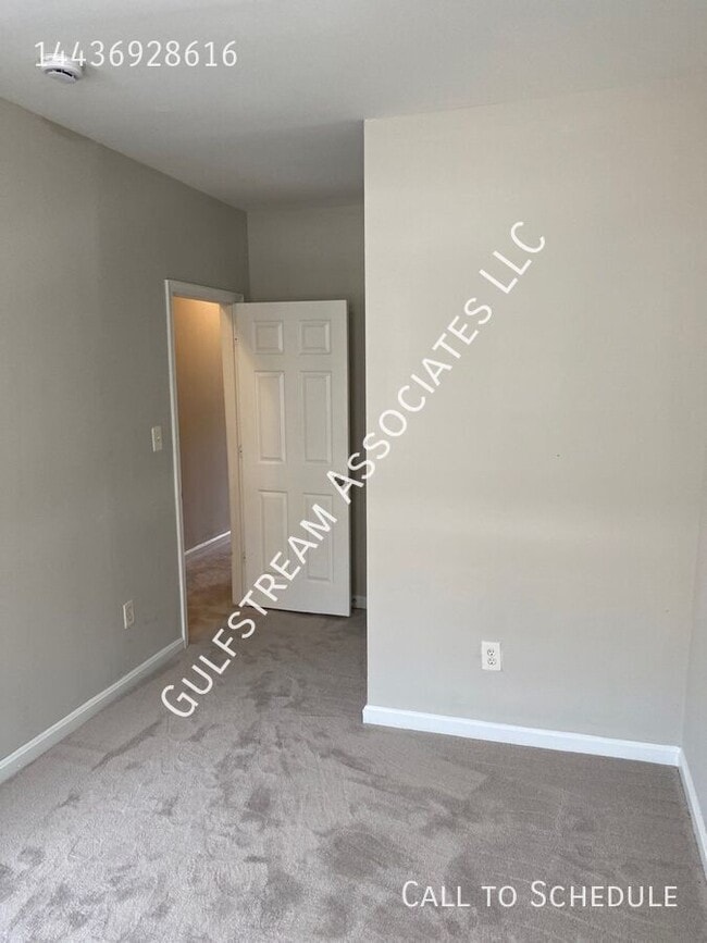 Building Photo - 2413 Llewelyn Ave