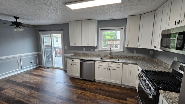 Building Photo - DON'T MISS THIS STUNNER!  3 Bedroom End Unit Townhome in Quiet Location!
