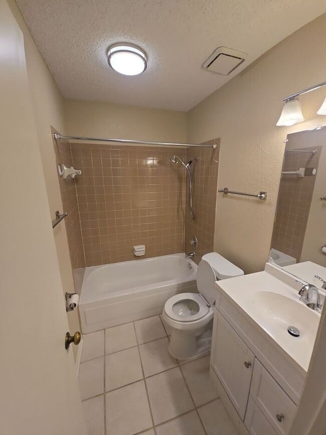 Building Photo - Bright & Spacious 3-Bedroom Home in Flower...