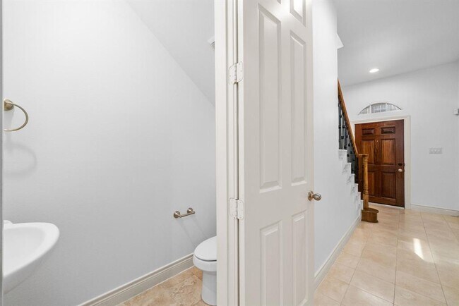 Building Photo - 2743 Sherwin St