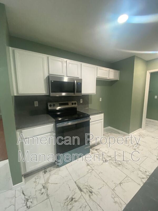 Building Photo - 6318 S Newport Ave