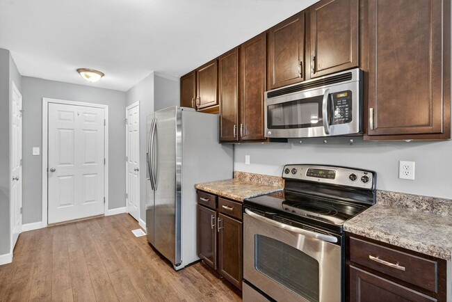 Building Photo - Charming 4-Bedroom Home in Springhurst Com...