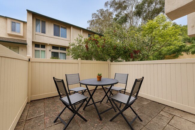 Building Photo - Spacious & Move In Ready 2BD Townhome! New Carpet! Full Size in Unit Washer/Dryer! Attached Garage!