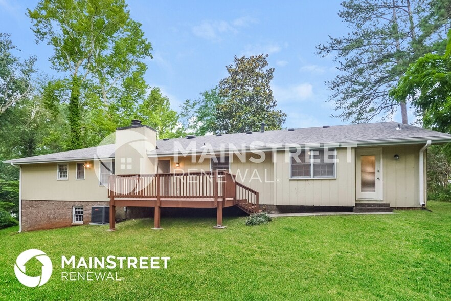 Building Photo - 2245 Pinewood Dr