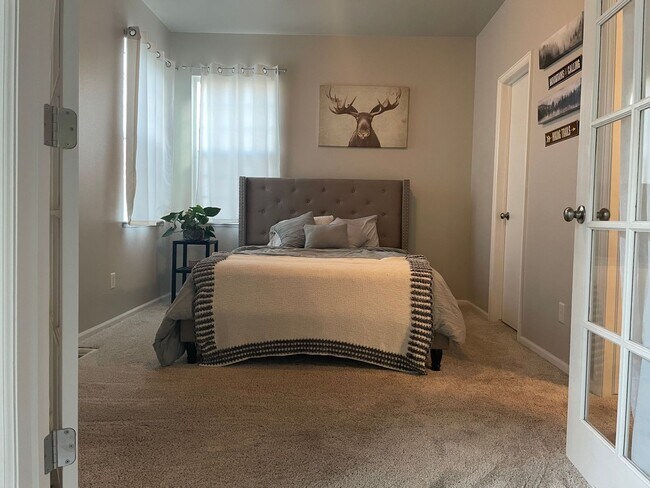 Building Photo - Fully Furnished 2 Bed | 2.5 Bath Home with Fireplace – Powers Corridor