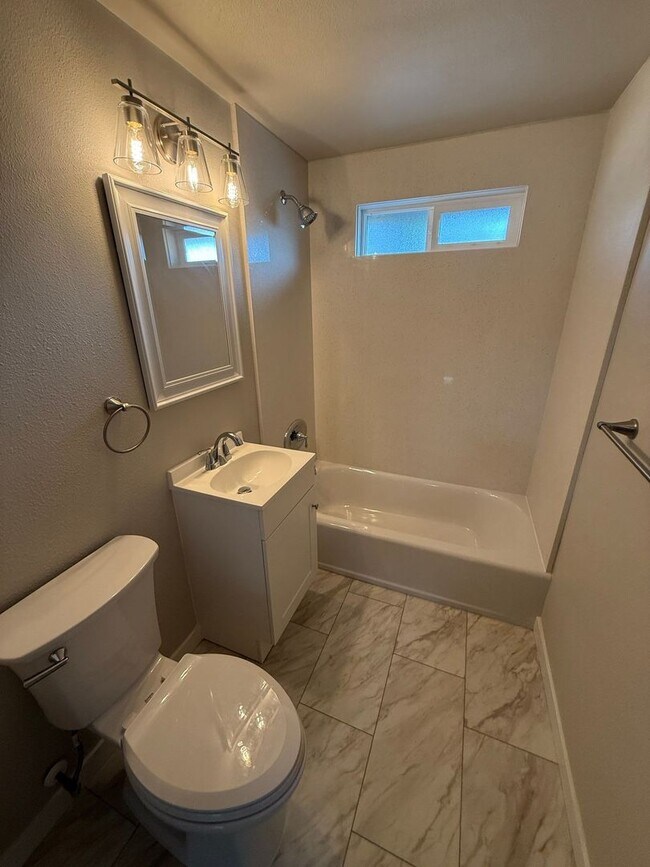 Building Photo - 1330-1334 SW 8th Ave Triplex/crema102-626