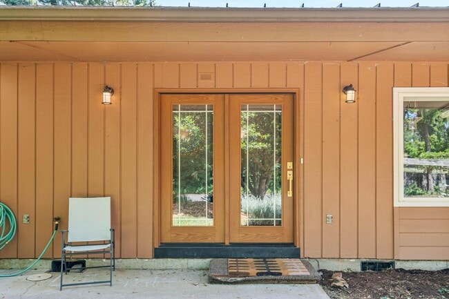 Building Photo - Charming 3-bdrm/2-bath Mid-Century ranch—A...