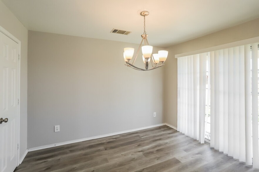 Building Photo - 628 Rockbrook Dr