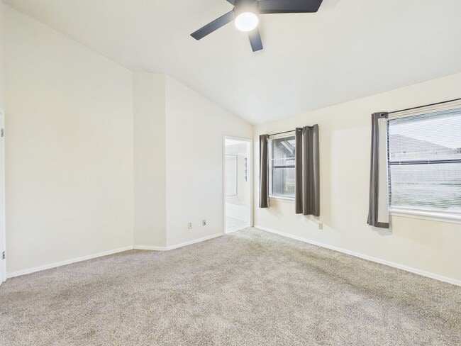 Building Photo - 3904 SW Parkridge Blvd