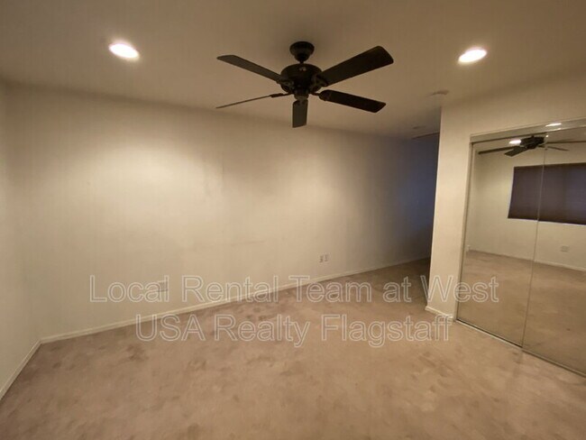 Building Photo - 3018 N Loma Vista Dr
