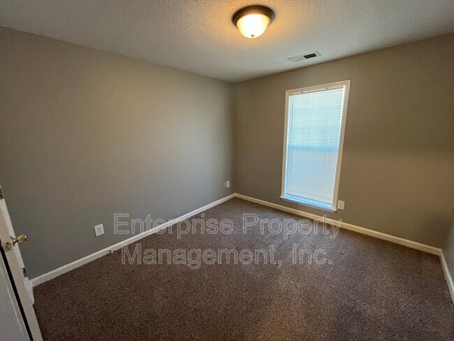 Building Photo - 10095 Lynham Dr