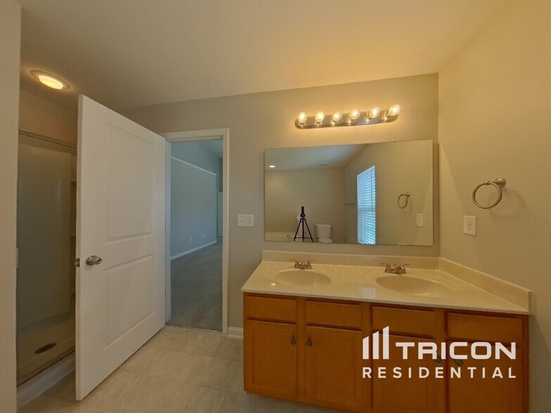 Building Photo - 11505 Sweetbriar Ridge Dr