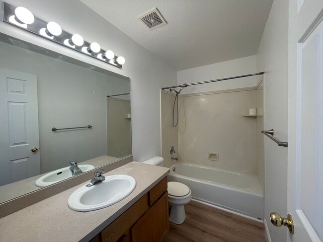 Building Photo - 3 Bedroom Townhome by BYU