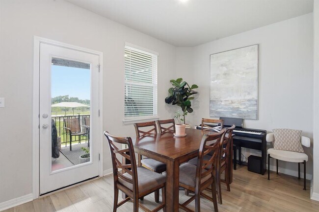 Building Photo - 514 Sun Grv Trl