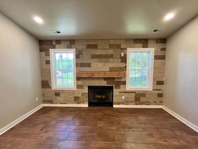 Building Photo - Great home avail in Hubert!  Mini split AC in garage perfect for personal gym!