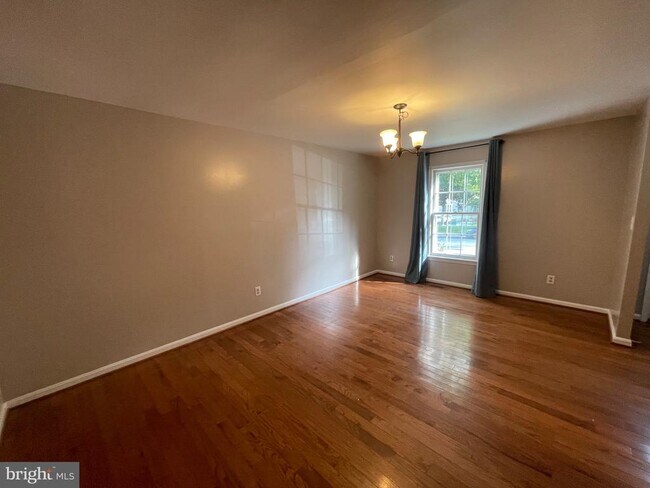 Building Photo - 10075 Maple Leaf Dr