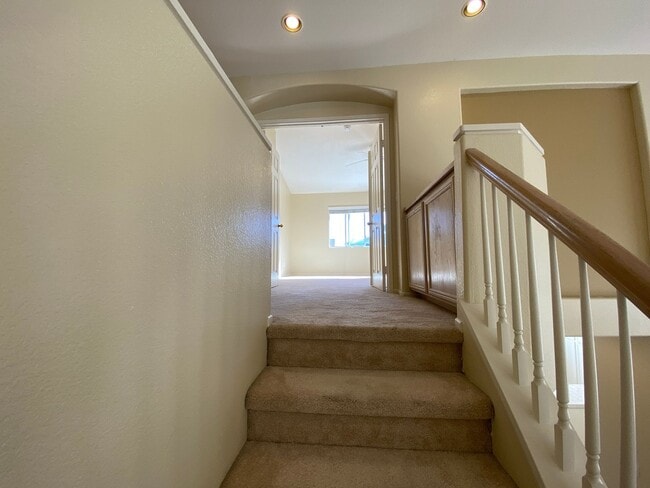 Building Photo - Beautiful Spacious 3BR/2.5BA Located in the Ivey Glenn Community!!