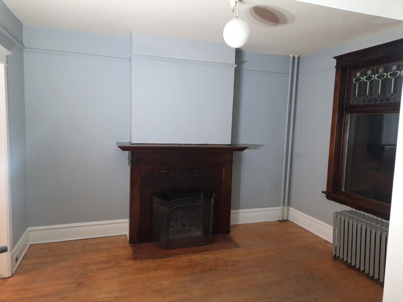 Building Photo - 427 N 10th Ave E