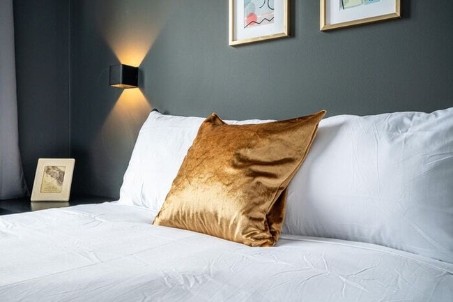 Building Photo - 525 Parkway Dr NE