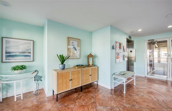 Building Photo - 8040 Sailboat Key Blvd S