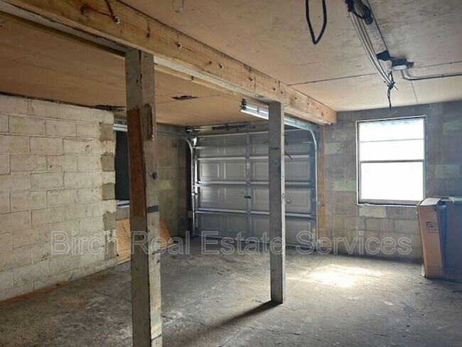 Building Photo - 837 10th Ave N