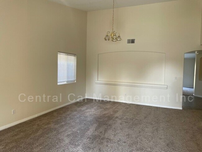 Building Photo - 5 Bedroom, 2 Bath Home in Desired Northwest - $2595 Per Month!